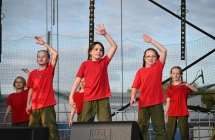 Grupa taneczna składająca się z kilkanaściorga dzieci 