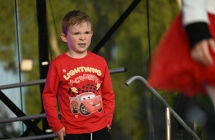 Chłopiec z grymaśną miną 