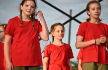 Trzy dziewczynki na scenie - prezentacja taneczna 