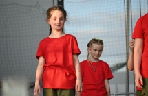 Uśmiechnięte dziewczynki na scenie - pokaz tańca 