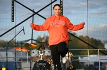 Kobieta podczas przedstawienia pokazu tanecznego na scenie 