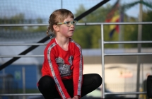 Dziewczynka siedząca na scenie 