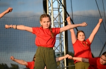 Kilka dziewczynek w trakcie tańca 