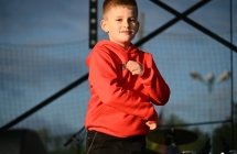 Młody chłopiec w tańczący na scenie 