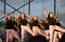 Kilkanaście dziewczynek na scenie podczas tańczenia na scenie 