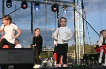 Kilka dziewczynek podczas tańczenia na scenie 