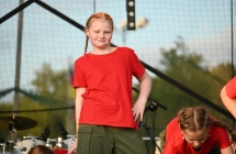 Dziewczynka na scenie podczas pokazu tanecznego 