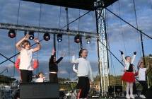 Grupa taneczna na scenie 