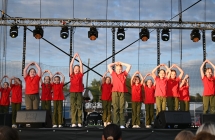 Grupa młodych tancerzy na scenie 