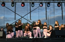 Grupa młodych tancerzy na scenie 