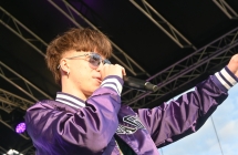 Młody artysta śpiewający do mikrofonu na scenie 