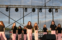 Grupa kilkunastu dziewczynek podczas pokazu tanecznego 