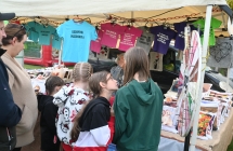 Kilka osób w trakcie oglądania przedmiotów na stoisku jarmarkowym 