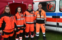 Dwie kobiety oraz dwoje mężczyzn przy karetce - ratownicy medyczni 