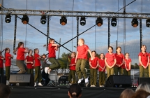 Grupa młodych tancerzy na scenie 