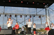 Kilkanaścioro dzieci na scenie - tańczą 