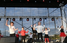 Kilkanaścioro dzieci na scenie - tańczą 