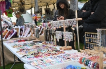 Stoisko sprzedażowe z różnymi przedmiotami 