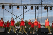 Grupa tancerzy na scenie 