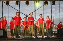 Kilkanaście dziewczynek podczas tańczenia na scenie 