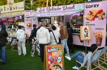 Ludzie przy stoiskach gastronomicznych 