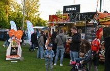 Ludzie przy stoiskach gastronomicznych 