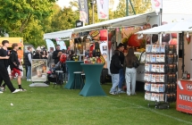 Ludzie przy stoiskach gastronomicznych 