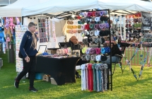 Stoisko sprzedażowe z różnymi gadżetami podczas imprezy masowej 