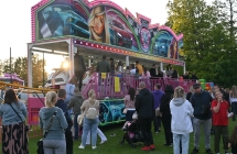 Wesołe miasteczko i kilkanaście osób 