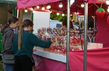 Dwie dziewczynki przy stoisku sprzedażowym 