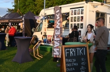 Para stojąca przy stoliku 