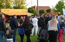 Kilkadziesiąt osób chodzących po placu imprezy masowej 