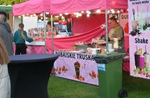 Mężczyzna sprzedający dubajskie truskawki 