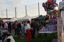 Kilkadziesiąt osób przy stoiskach gastronomicznych 