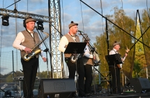 Kapela podwórkowa grająca na scenie 