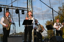 Kapela podwórkowa grająca na scenie 