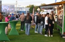 Kilkadziesiąt osób przy stoiskach gastronomicznych 