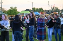 Kilkadziesiąt osób na placu imprezy masowej podczas tańczenia 