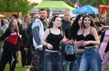 Kilkadziesiąt osób bawiących się na placu imprezy masowej 