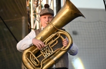 Mężczyzna grający na tubie 