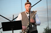 Mężczyzna śpiewający do mikrofonu 