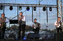 Czworo mężczyzn grających na scenie - kapela podwórkowa 