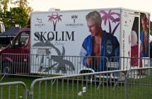 Bus - mobilny sklepik z logo SKOLIM'a 