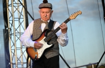 Mężczyzna grający na gitarze 