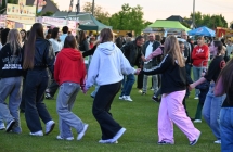 Dziesiątki osób tańczących na placu imprezy masowej 