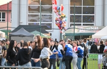 Kilkaset osób na placu imprezy masowej 