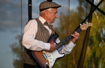 Mężczyzna grający na gitarze 