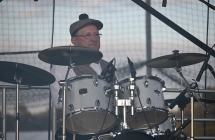 Mężczyzna w ludowym stroju - gra na perkusji 