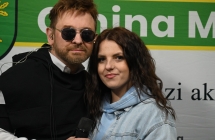 Mężczyzna oraz kobieta pozujący do zdjęcia. W tle za nimi ścianka z napisem - Malanów 