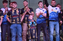 Drużyna piłkarska na scenie 